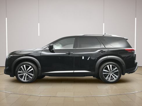 Certified 2025 Nissan Pathfinder Platinum w/ Cargo Package FWD image 32
