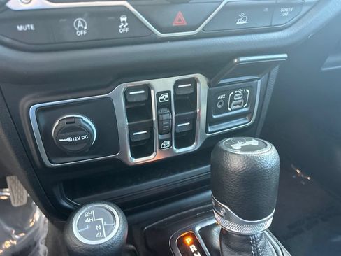 Used 2025 Jeep Wrangler Unlimited Sahara AWD/4WD image 39