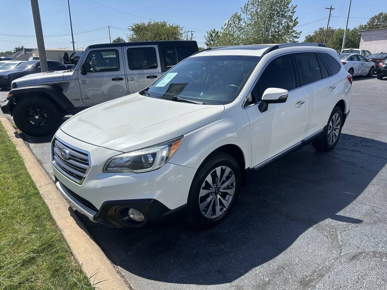 Used 2017 Subaru Outback 3.6R Touring AWD/4WD image 2