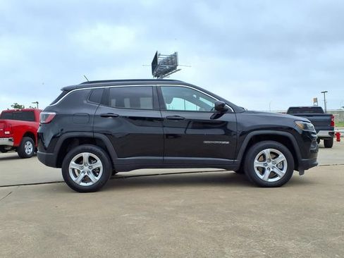 Used 2025 Jeep Compass Latitude w/ Sun & Sound Group AWD/4WD image 4