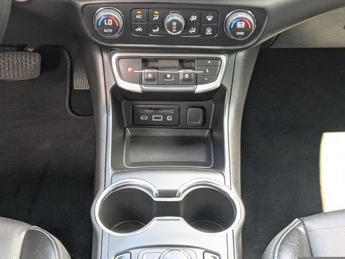 Used 2024 GMC Terrain SLT FWD image 18