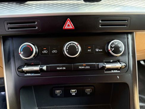 Used 2024 Kia Carnival LX FWD image 31