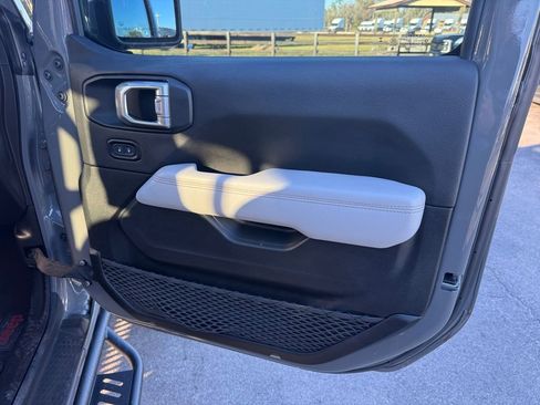 Used 2022 Jeep Gladiator Overland image 19