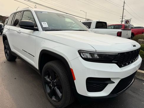 Used 2023 Jeep Grand Cherokee Altitude image 7