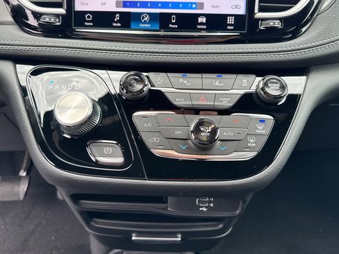New 2026 Chrysler Pacifica Select image 13