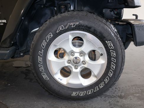 Used 2015 Jeep Wrangler Unlimited Sahara w/ Connectivity Group AWD/4WD image 30