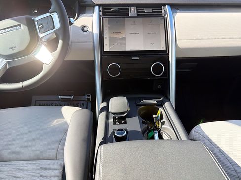 New 2025 Land Rover Discovery Dynamic SE image 20
