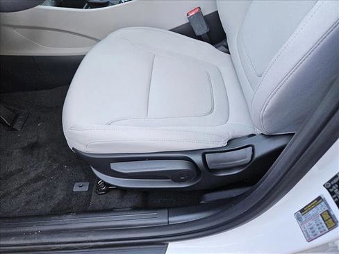 Certified 2025 Hyundai Tucson SE image 3