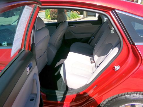 Used 2017 Hyundai Sonata SE w/ Cargo Package image 6