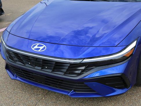 Used 2024 Hyundai Elantra Limited image 8