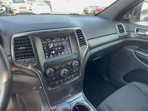 Used 2018 Jeep Grand Cherokee Laredo image 14