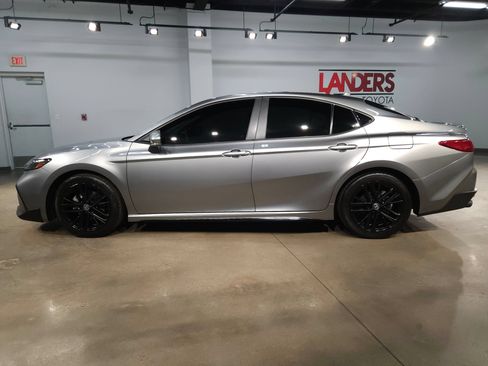 Used 2025 Toyota Camry SE FWD image 4