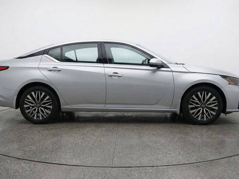 Used 2025 Nissan Altima 2.5 SV image 11