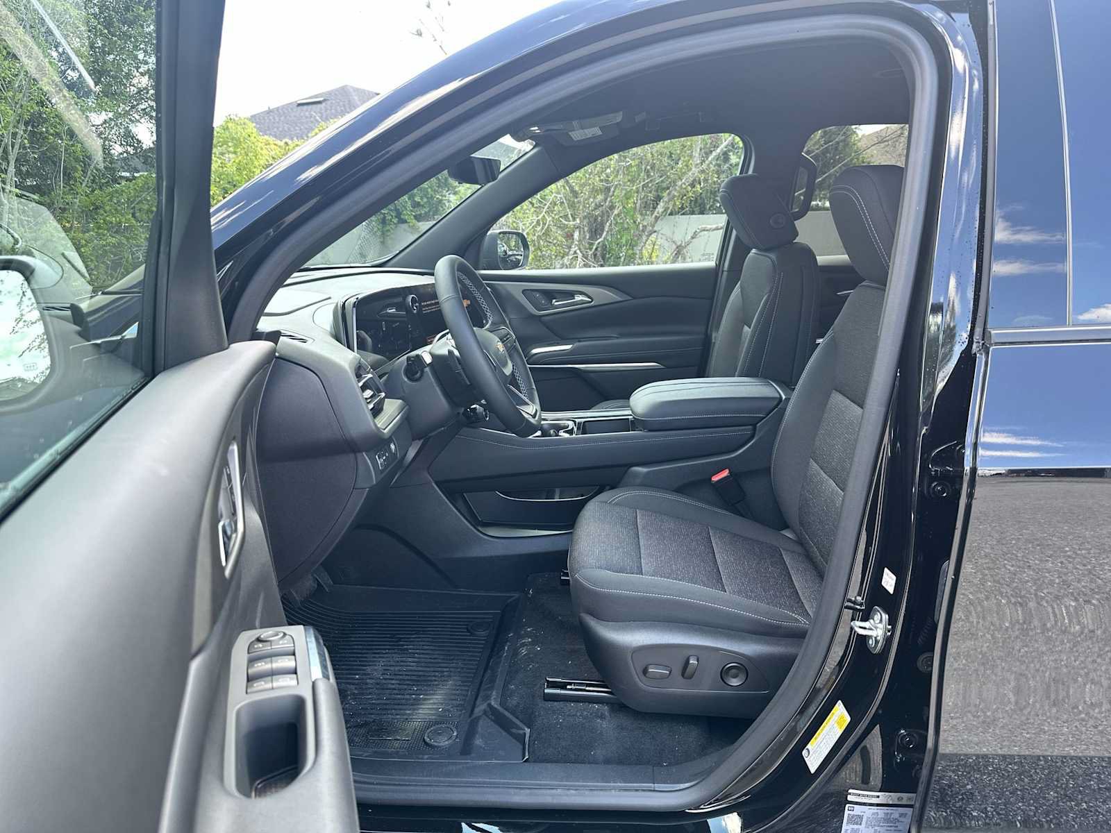 New 2026 Chevrolet Traverse LT w/ Driver Confidence Package FWD image 2