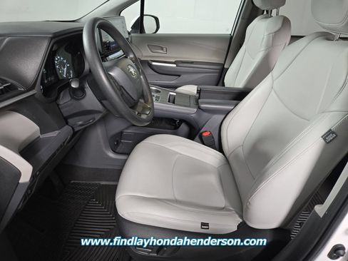 Used 2023 Toyota Sienna LE FWD image 14