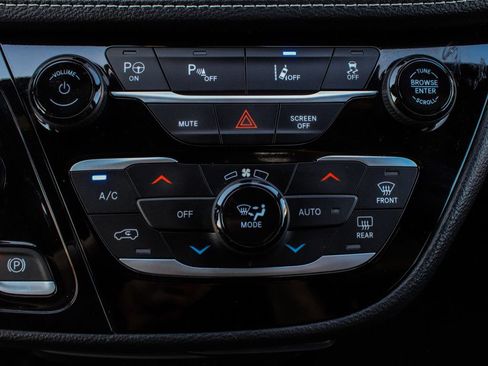 Used 2024 Chrysler Pacifica Limited FWD image 21
