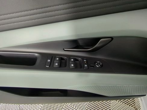 Used 2024 Hyundai Elantra Limited image 15