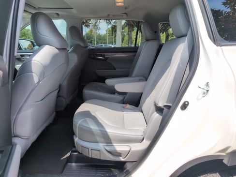 Used 2023 Toyota Highlander Limited FWD image 31