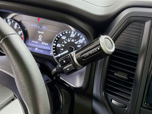 Used 2024 Nissan Titan SV w/ SV Convenience Package image 17