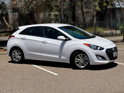 Used 2015 Hyundai Elantra GT FWD image 3