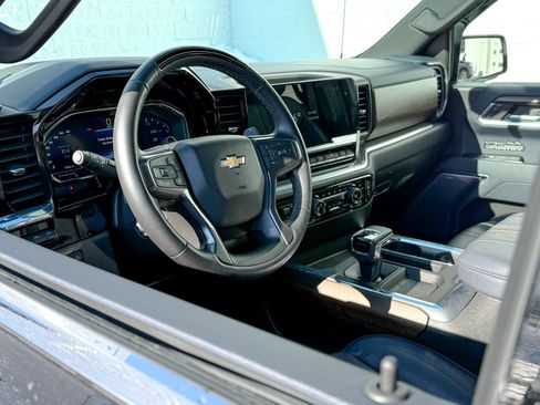 Used 2025 Chevrolet Silverado 1500 High Country image 9