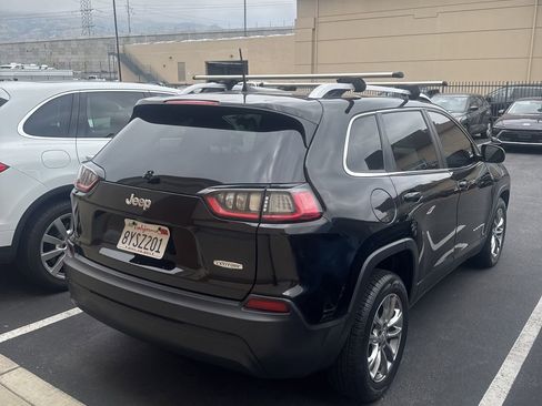 Used 2019 Jeep Cherokee Latitude w/ Popular Appearance Group FWD image 3