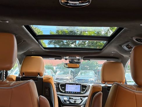 Used 2023 Chrysler Pacifica Pinnacle FWD image 8