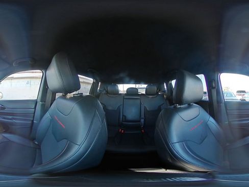 Used 2025 Jeep Compass Trailhawk image 40