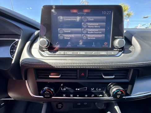 Used 2024 Nissan Rogue SV image 25