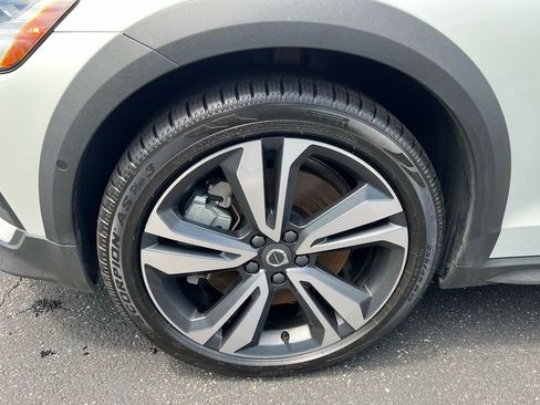 Certified 2025 Volvo V60 B5 Cross Country Plus AWD/4WD image 9