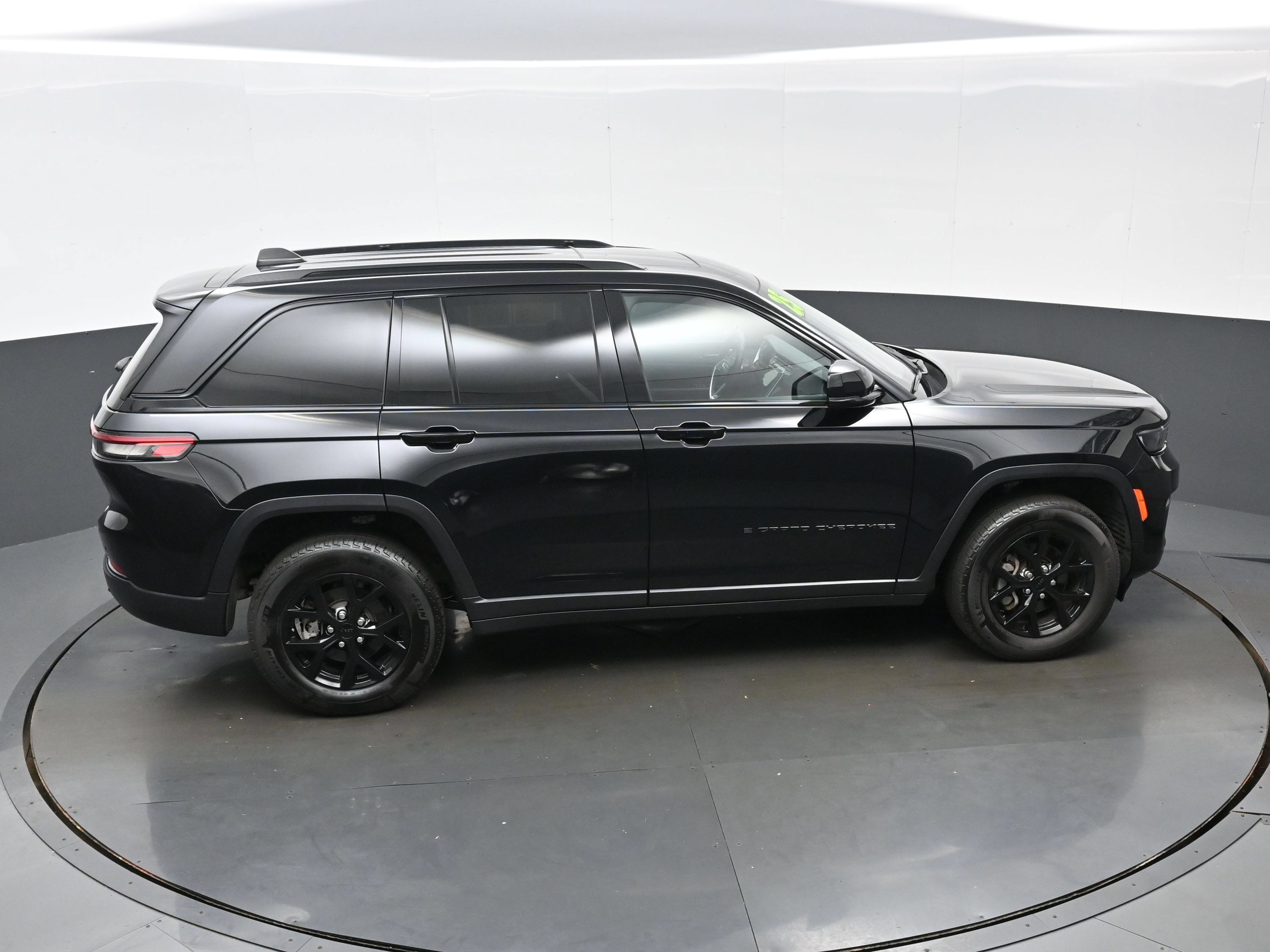 Used 2025 Jeep Grand Cherokee Altitude AWD/4WD image 38