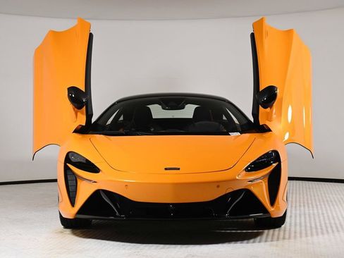 Used 2025 McLaren Artura image 24