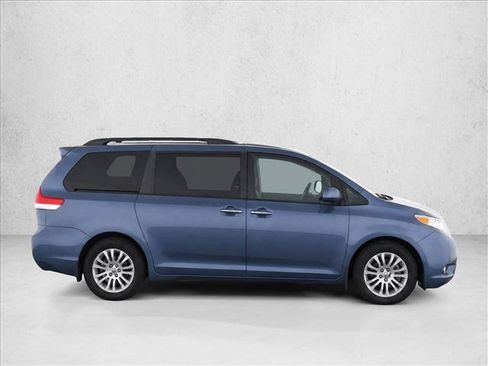 Used 2014 Toyota Sienna XLE w/ Preferred Accessory Package FWD image 8