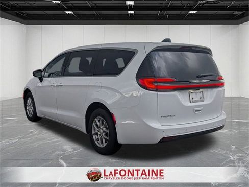 New 2026 Chrysler Pacifica Select image 3
