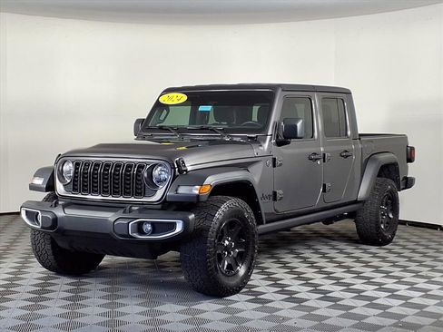 Used 2024 Jeep Gladiator Sport image 3