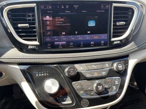 Used 2023 Chrysler Pacifica Touring-L FWD image 20