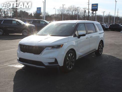 Used 2024 Kia Carnival EX image 8