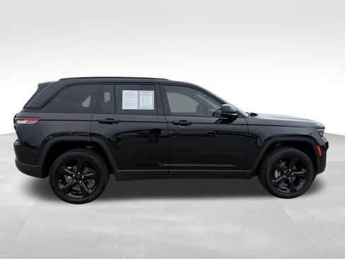 Used 2025 Jeep Grand Cherokee Altitude AWD/4WD image 26