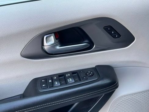 Used 2021 Chrysler Pacifica Touring-L FWD image 25