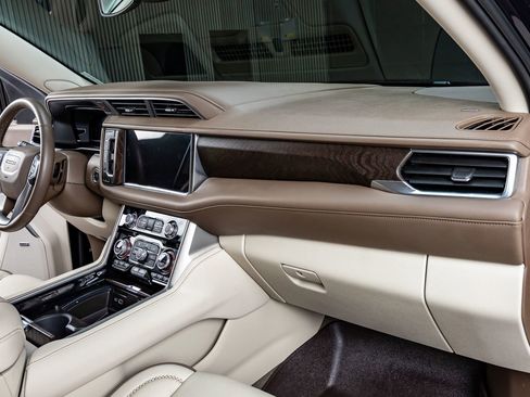 Used 2024 GMC Yukon XL Denali image 16