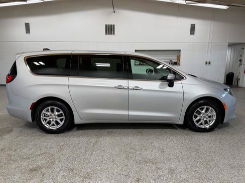 Used 2023 Chrysler Voyager LX FWD image 5
