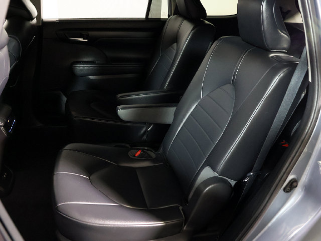 Used 2021 Toyota Highlander XLE AWD/4WD image 13