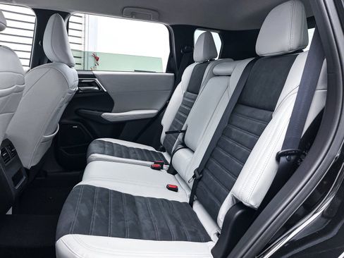 New 2025 Mitsubishi Outlander SE image 27