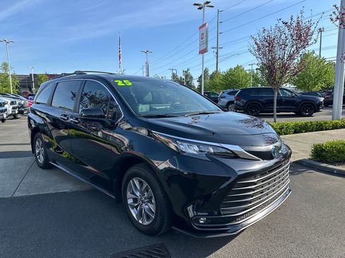 Used 2025 Toyota Sienna XLE w/ XLE Plus Package AWD/4WD image 7