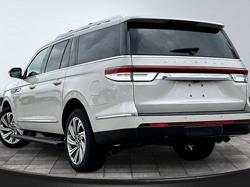 Used 2023 Lincoln Navigator L Reserve AWD/4WD image 4