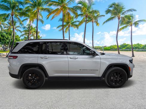 Used 2024 Jeep Grand Cherokee Altitude image 2