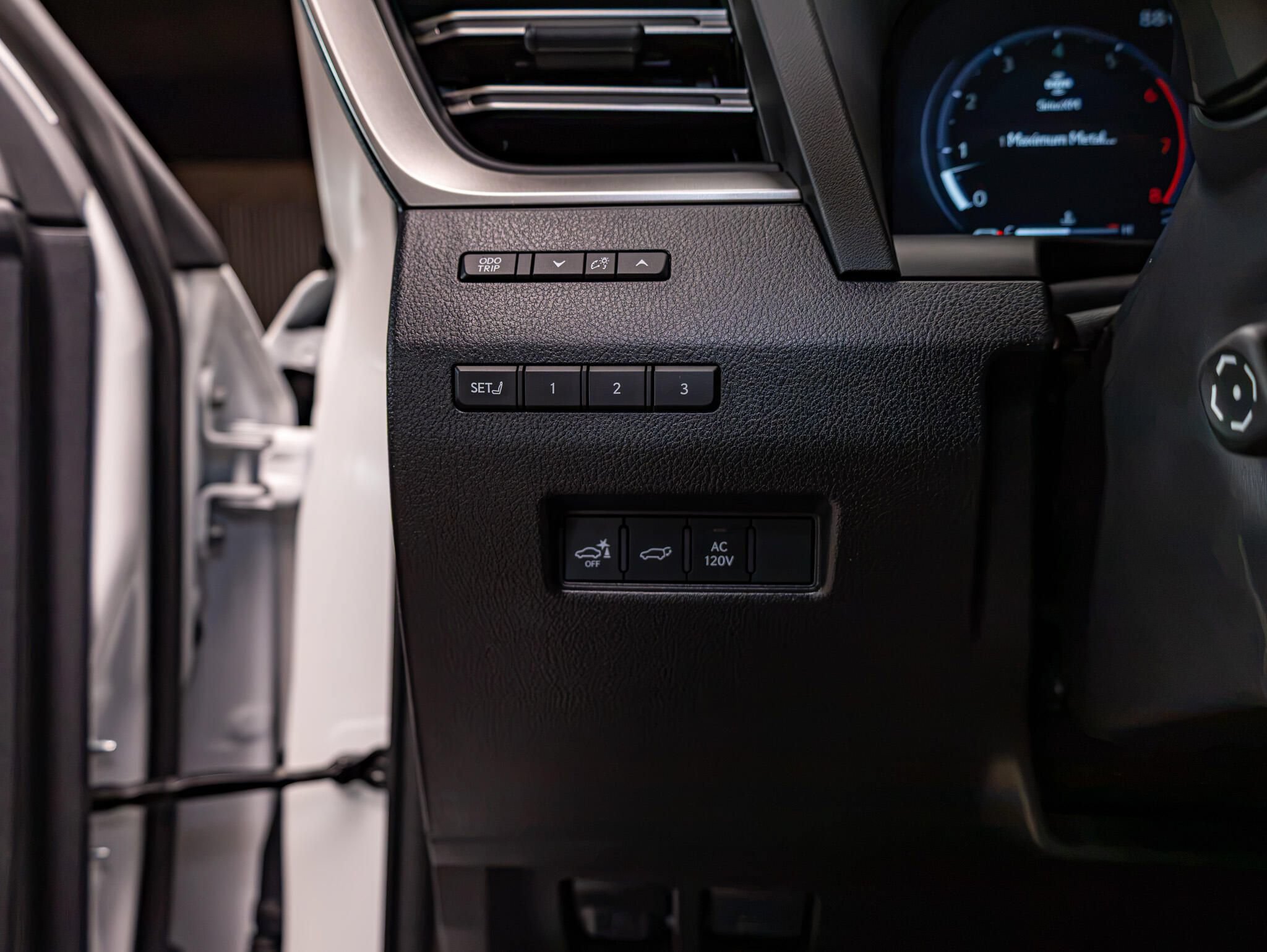 Used 2025 Lexus GX 550 w/ Accessory Package (2T) AWD/4WD image 18