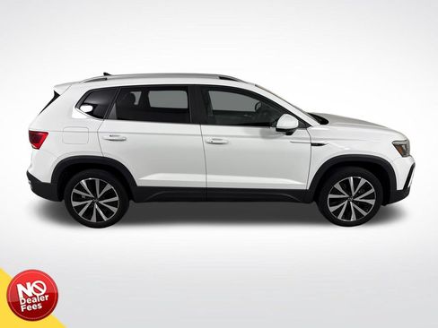 Used 2023 Volkswagen Taos SE FWD image 2