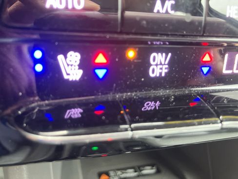 Used 2023 Chevrolet Bolt EUV Premier w/ Sun & Sound Package FWD image 13