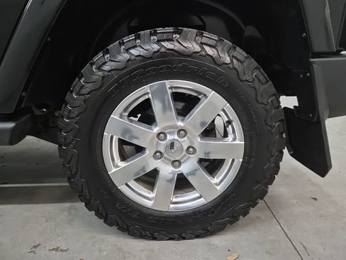 Used 2015 Jeep Wrangler Unlimited Sahara w/ Connectivity Group image 27